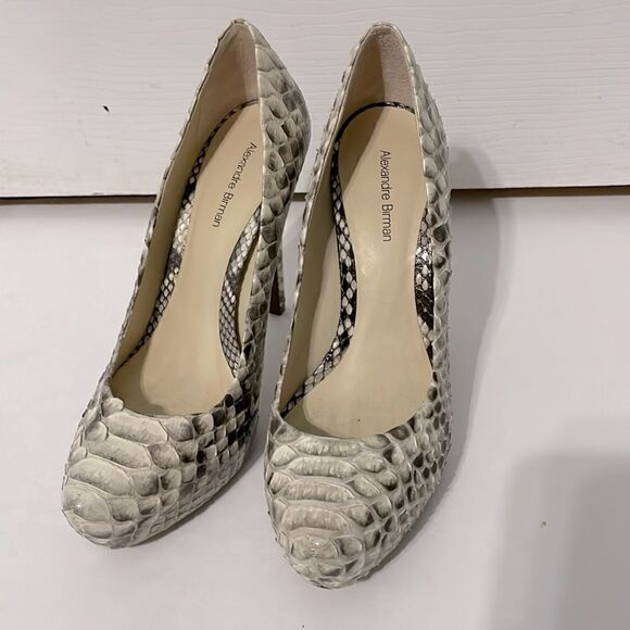 Elegant Snakeskin Patterned High Heels - Picture 5 of 7